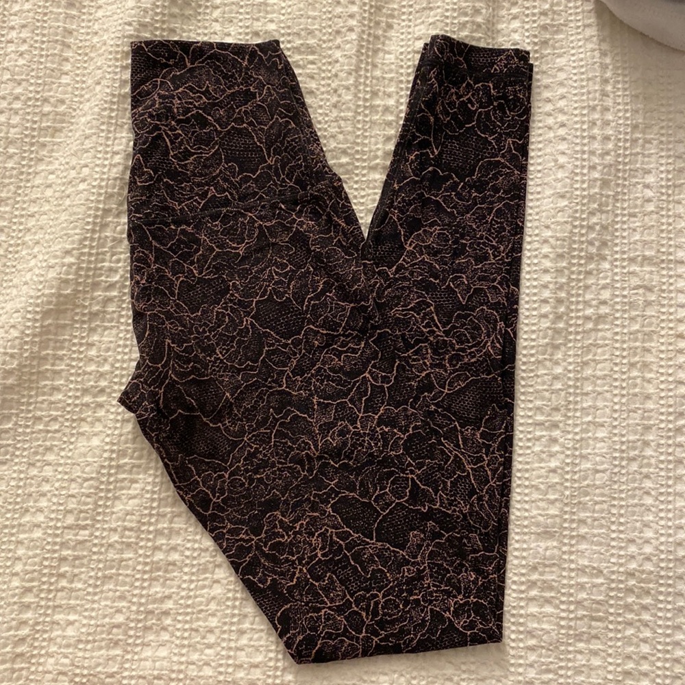 Lululemon Size 2 Aligns